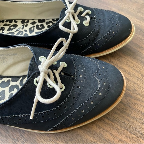 [ Sold ] ModCloth Retro Black and Beige Lace-up Flats, Size 8 - Picture 6 of 7